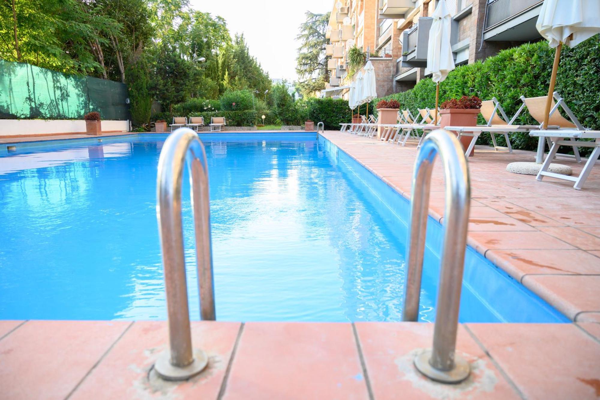 Laura Sweet Con Piscina Rom
